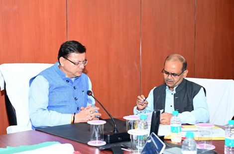 मुख्यमंत्री श्री पुष्कर सिंह धामी ने सोमवार को आईटी पार्क देहरादून स्थित राज्य आपदा परिचालन केन्द्र का औचक निरीक्षण किया।